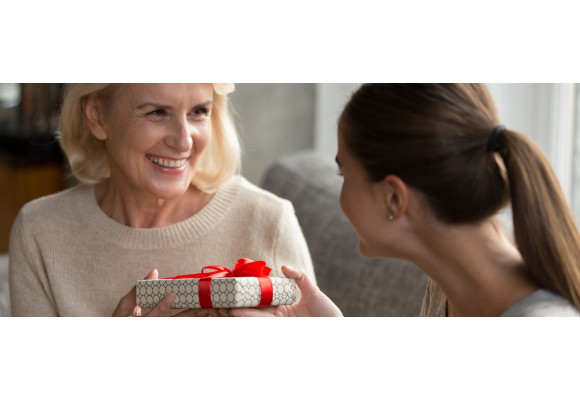 Топ 6 подарунків мамі