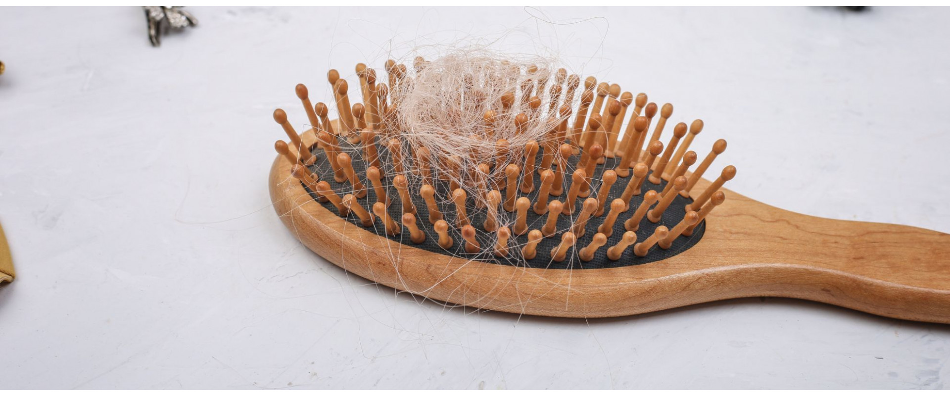 Послеродовое выпадение волос: причины, сроки восстановления и эффективный уход