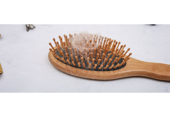 Послеродовое выпадение волос: причины, сроки восстановления и эффективный уход