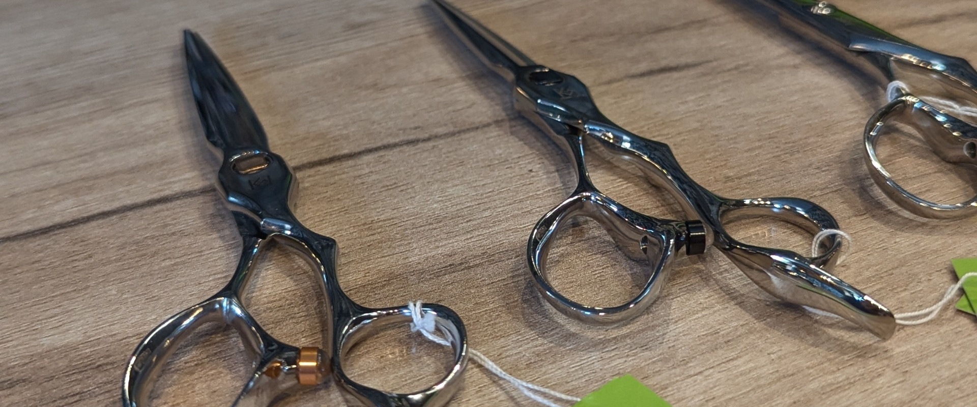 Питтинг на парикмахерских ножницах: что это, почему появляется и как защитить свой инструмент